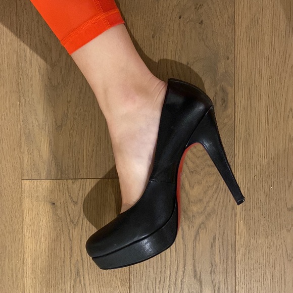 Red bottom black heels - Picture 5 of 7